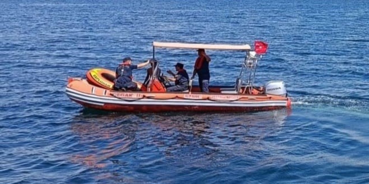 Şişme botuyla deniz açılan genç panikleyince sürüklenmeye başladı