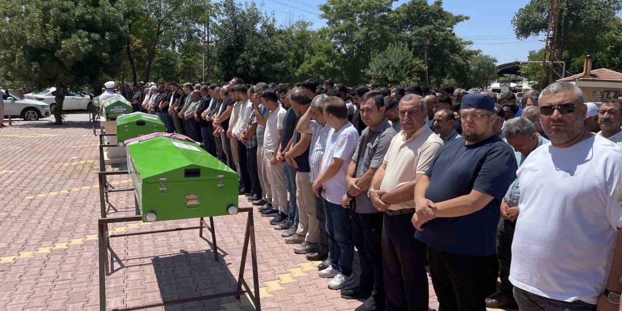 Feci Kazada Yok Olan Aile Konya'da Gözyaşlarıyla Uğurlandı