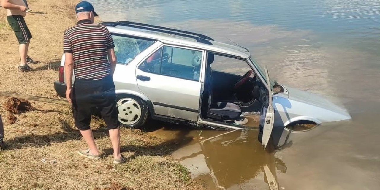 Kahraman Vatandaş Ekipmansız Daldı! Baraja Uçan Araç Kurtarıldı