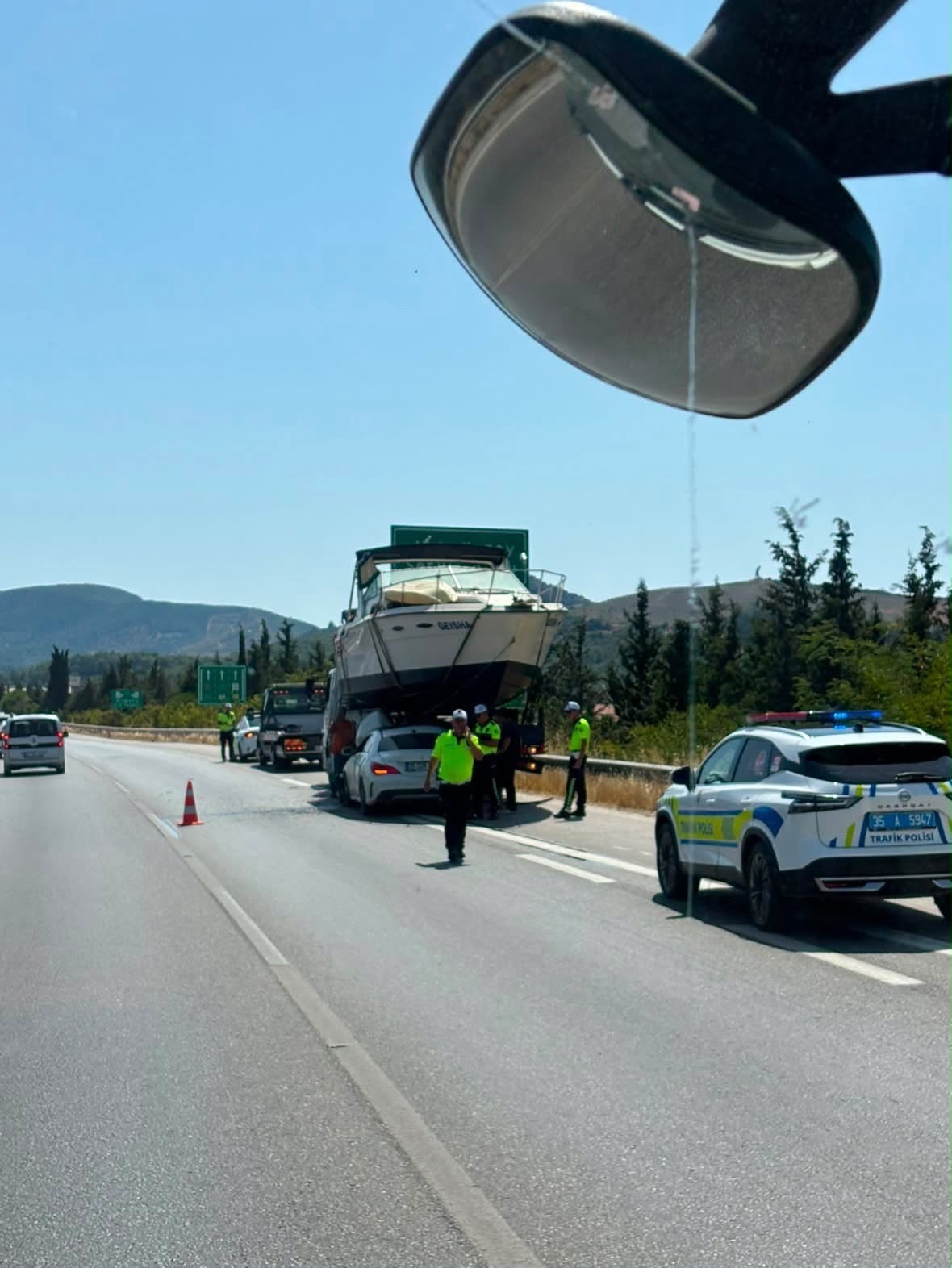 Otomobil tekneyle çarpıştı