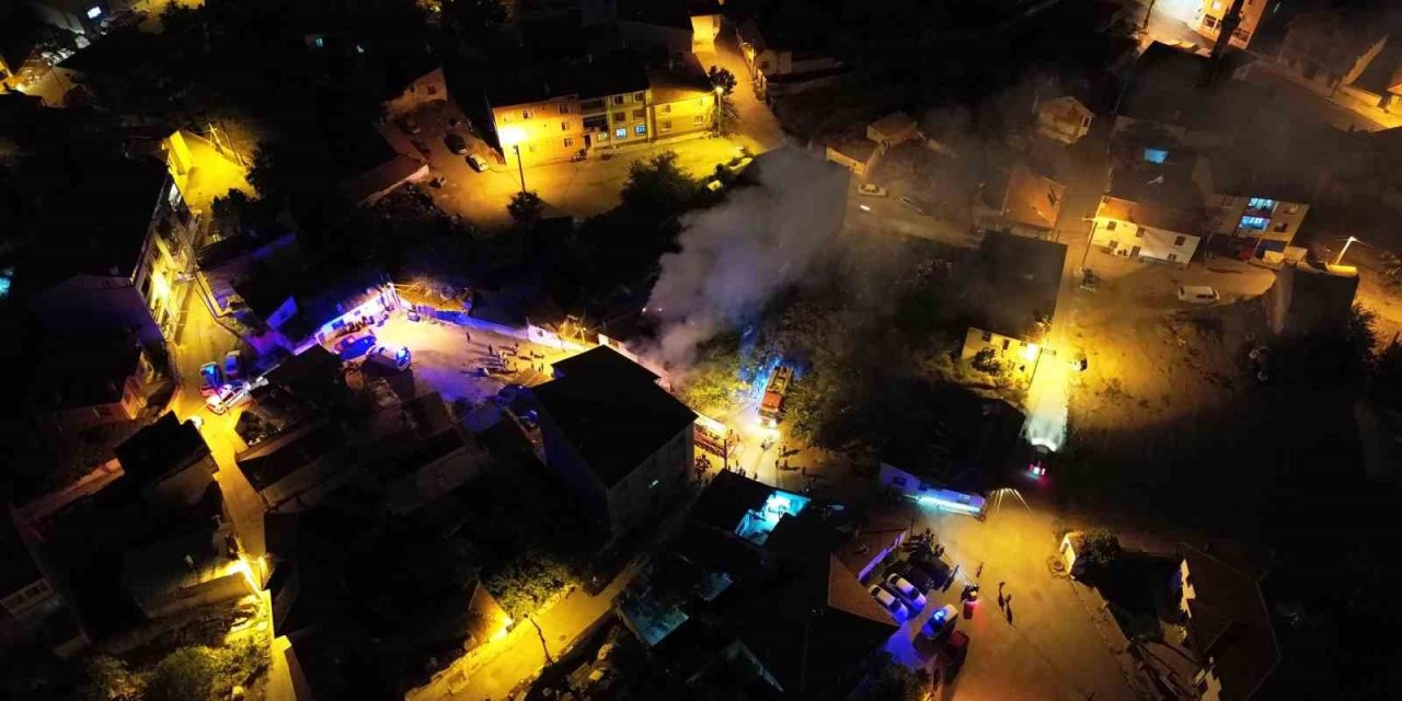 Metruk evde çıkan yangın mahalleliyi sokağa döktü
