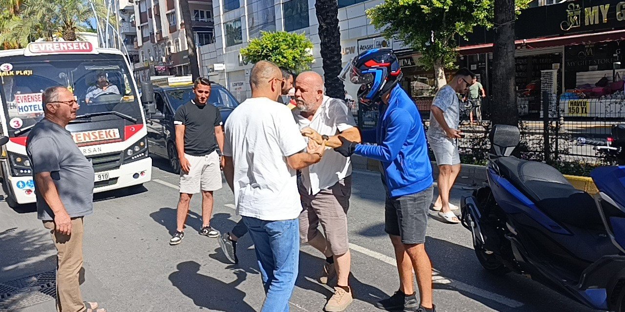 Duran araçları son anda fark ettiler, frene basınca devrilerek sürüklendiler