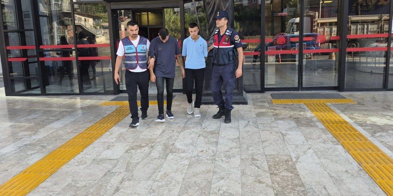 Ayakkabı ve Döviz Çalan Şüpheliler Güvenlik Kamerasıyla Yakalandı!