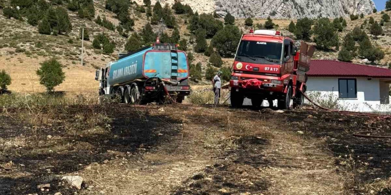 Alanya’da otluk alanda çıkan yangın büyümeden söndürüldü