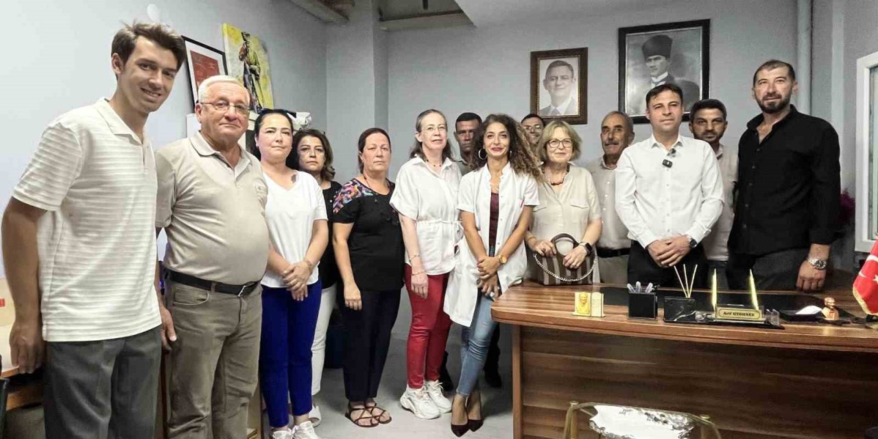 İzmir'de CHP İlçe Binasına Kilit Vuruldu