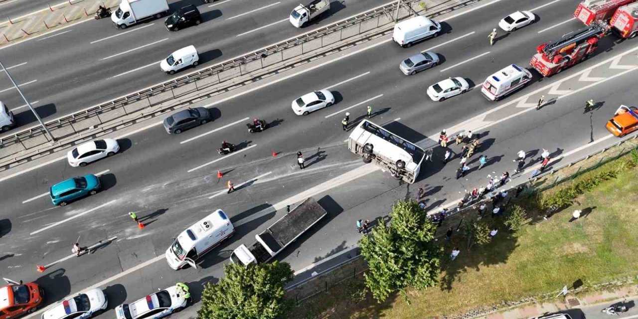 FSM Köprüsü Çıkışında Zincirleme Kaza: Servis Devrildi, 21 Yaralı!