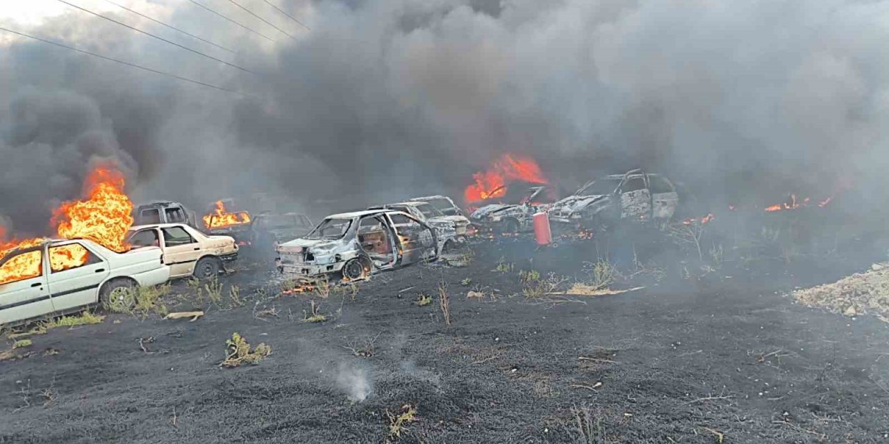 Otluk alanda başladı, hurdalığa sıçradı: Yangında hasar büyük