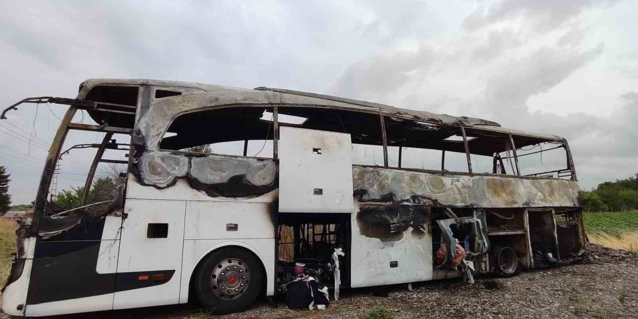 Kızılcahamam'da Otobüs Alev Alev Yandı: Yolcular Ucuz Kurtuldu