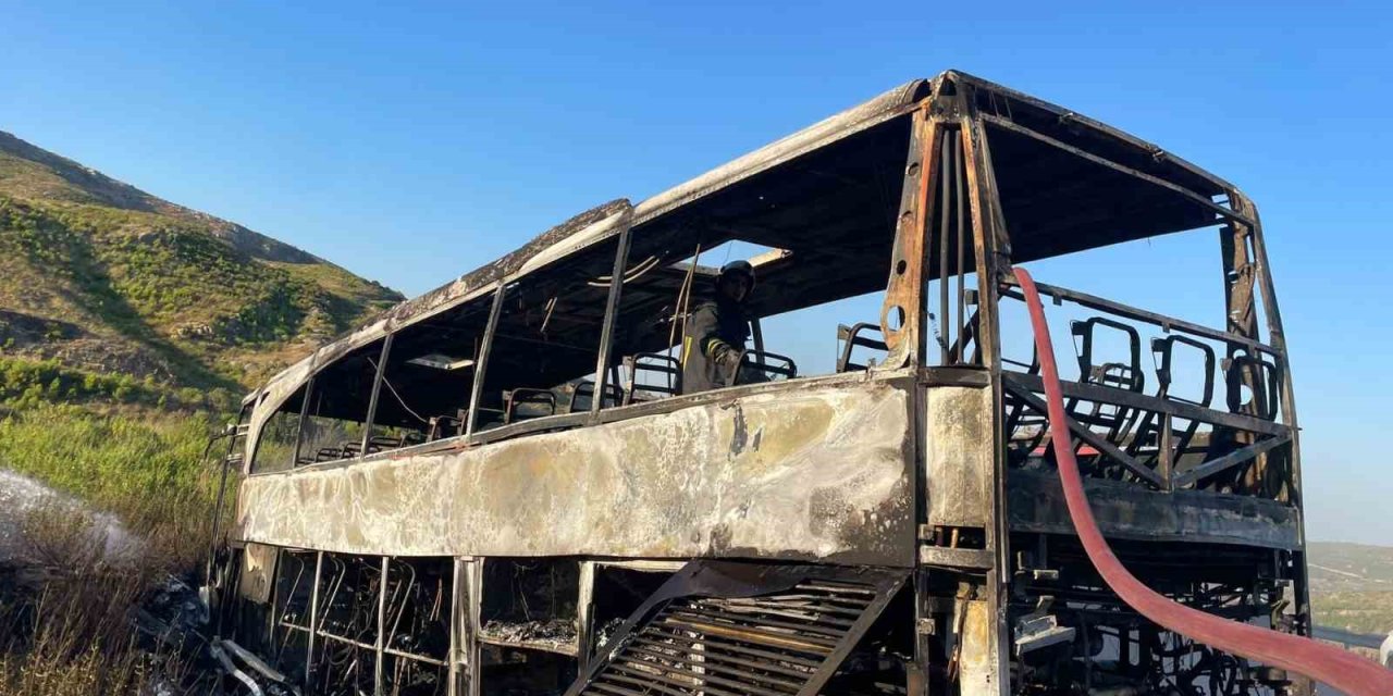 Tünel Çıkışında Can Pazarı! Konya Plakalı Otobüs Küle Döndü