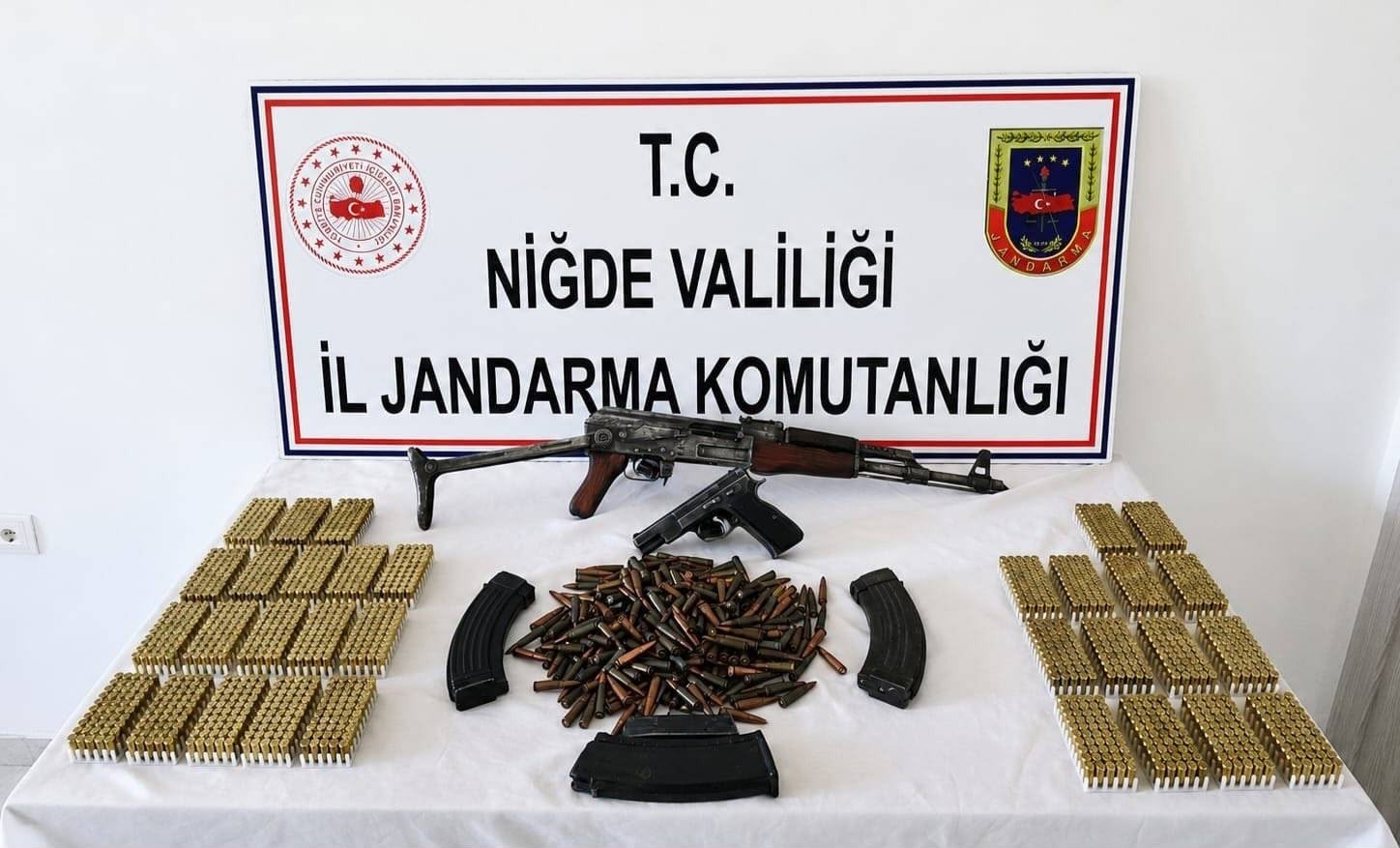 Niğde’de bir evde AK-47 kalaşnikof tüfek çıktı