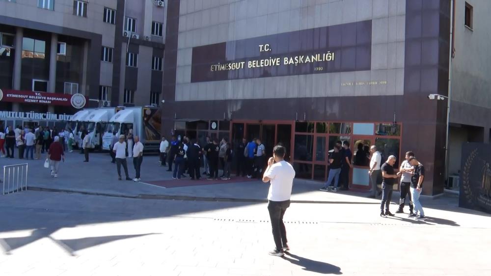 Etimesgut Belediyesi önünde bekleyiş sürüyor
