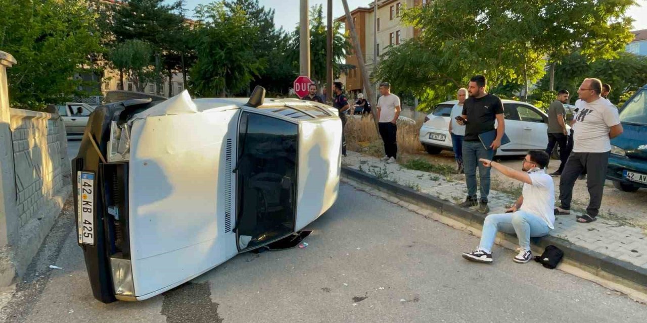Kaldırıma çarptı, yan yattı: Sürücünün burnu bile kanamadı