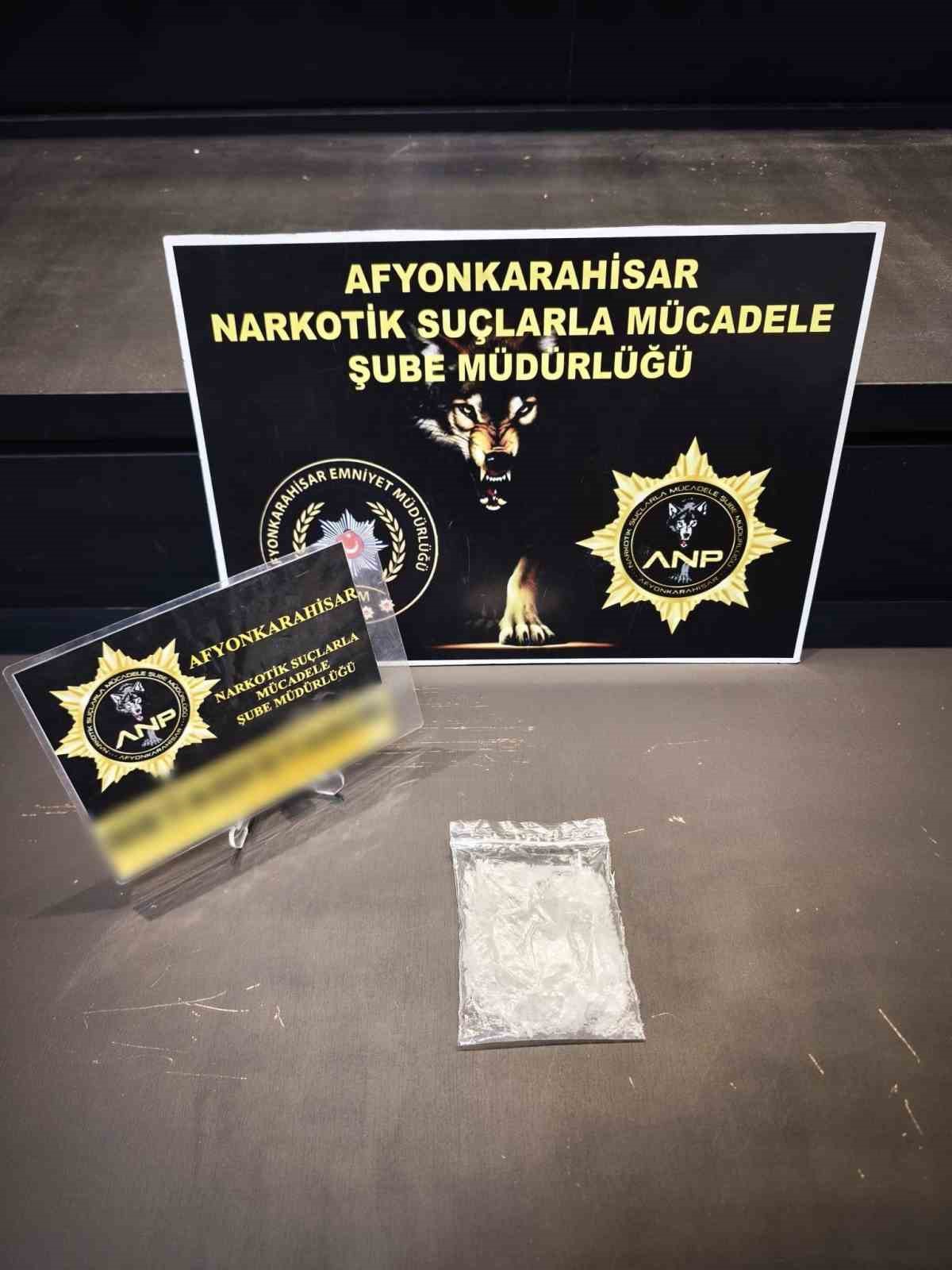 Afyon'da yakalandılar! Aracın içinde kullanıyorlardı