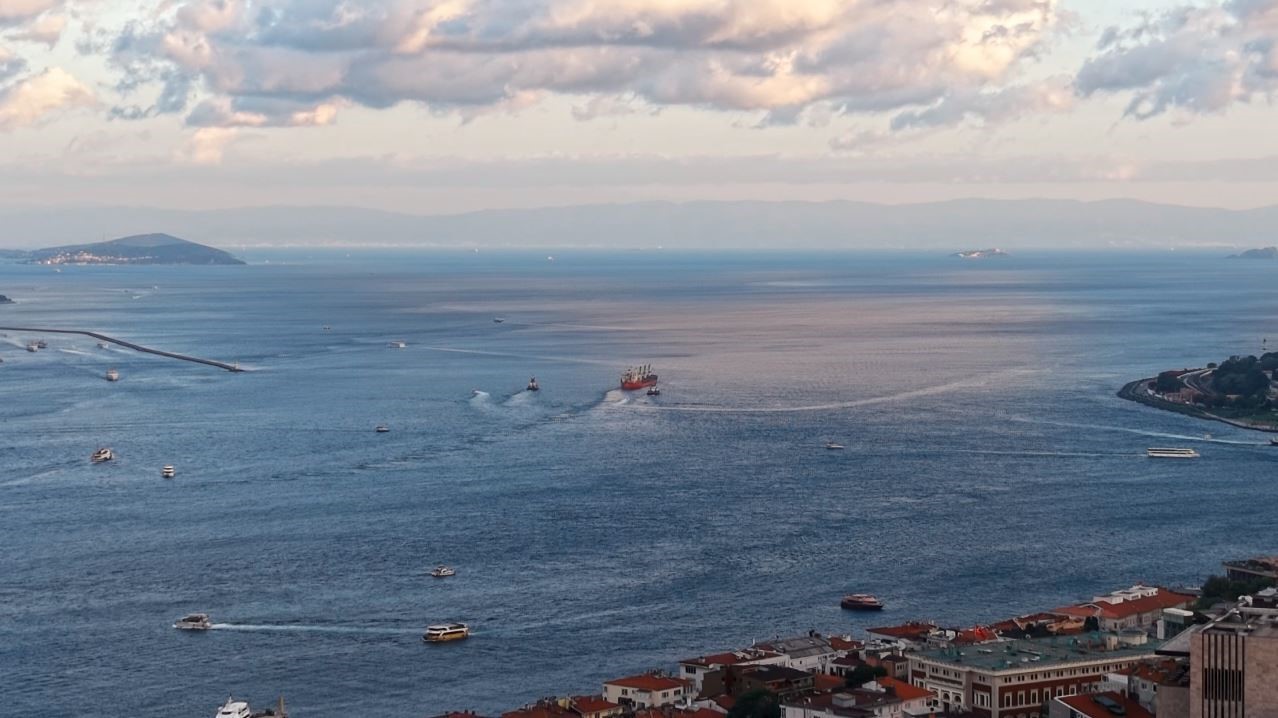 Rusya'dan Geliyordu! Boğaz'da Dev Operasyon: Çift Yönlü Trafik Durdu