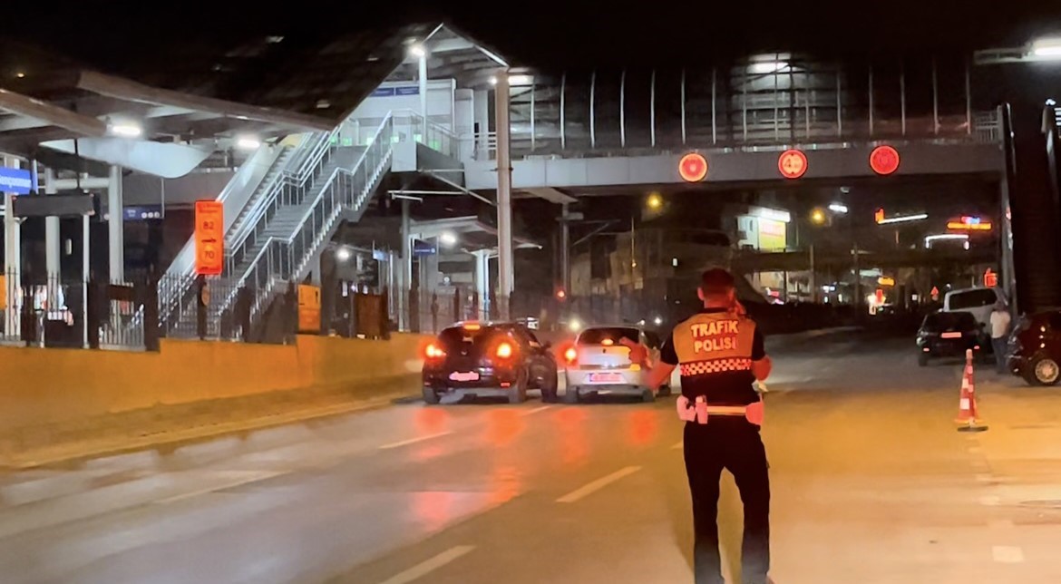 Bursa’da polis uygulamasının yanında yakayı ele verdi! Müşteri aracını alkollü kullanıp makas attı