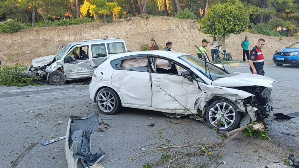 Manavgat’ta feci kaza! Refüjdeki ağacı söküp karşı şeride geçti, 4 kişi yaralandı