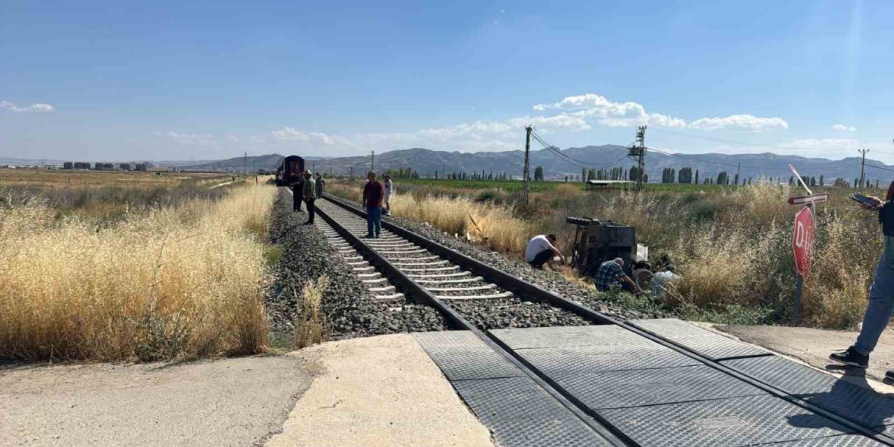 Afyonkarahisar’da Hemzemin Geçitte Feci Kaza: Tren Pat Pata Çarptı!