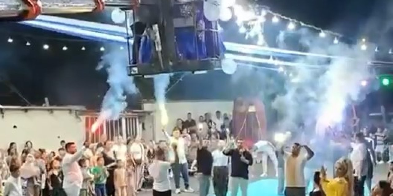 Bursa'da Düğünde Yok Artık Dedirten Anlar: Sahneye Vinçle İndiler