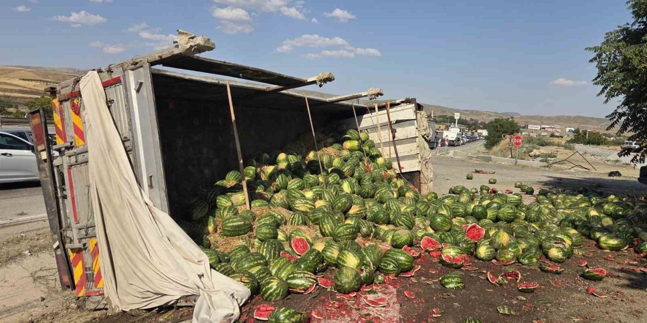 Ankara’da iki farklı tır kazası: Karpuzlar yola saçıldı