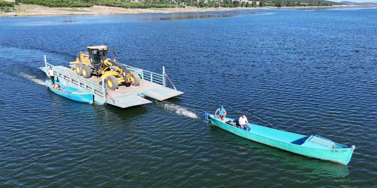 Beyşehir Gölü’nün Ortasındaki Mada Adası’na İş Makinesi Sevkiyatı