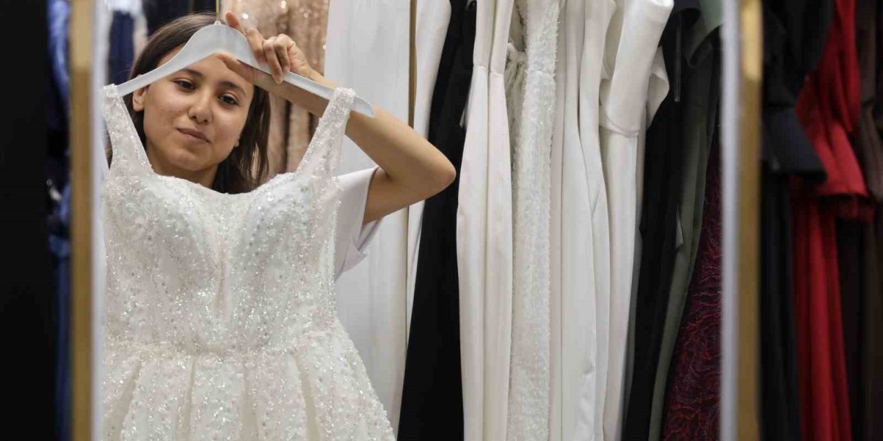 Gelinlik Fiyatları Uçtu, Çözüm Kiralamada Bulundu