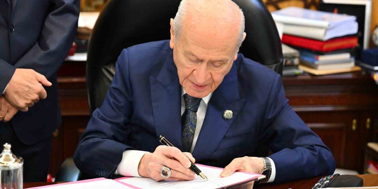 MHP Lideri Bahçeli'den Flaş Adım: "Terörsüz Türkiye" Yasasına İlk İmzayı Attı!