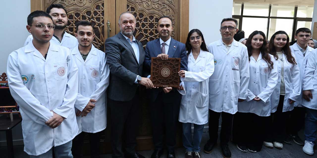 Konya'da Bakan Kacır’a Özel Sunum: Çivisiz Yapılan Sanat Eseri Hayran Bıraktı
