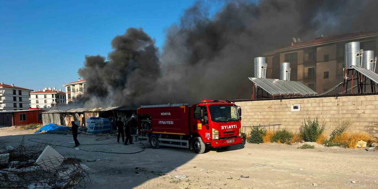 Konya'da Şantiyede Korkutan Yangın: Alevler Konteynerleri Sardı!