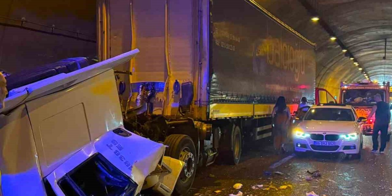 Kamyona çarpan tırın kupası dorseden ayrıldı: 1 ağır yaralı