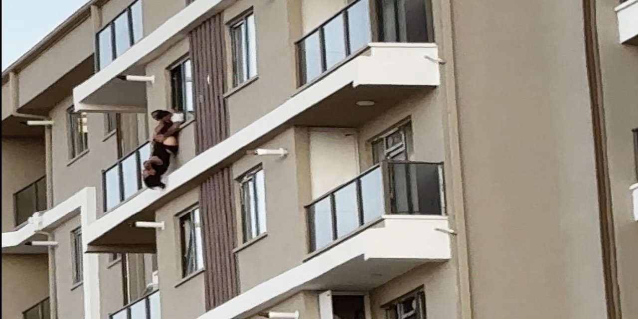 7. Katın Penceresinde Baş Aşağı Asılı Kaldı: Yürekler Ağza Geldi