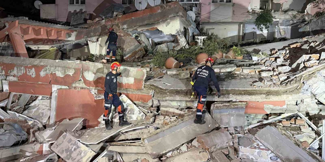 Tahliye edilen bina 24 saat sonra çöktü