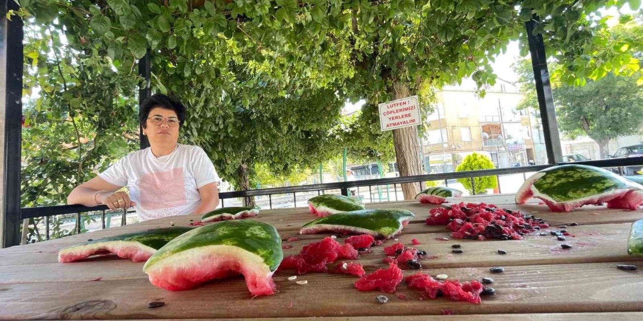Pes Dedirten Görüntü: Muhtarlık Bahçesinde Karpuz Kırıp Kaçtılar!