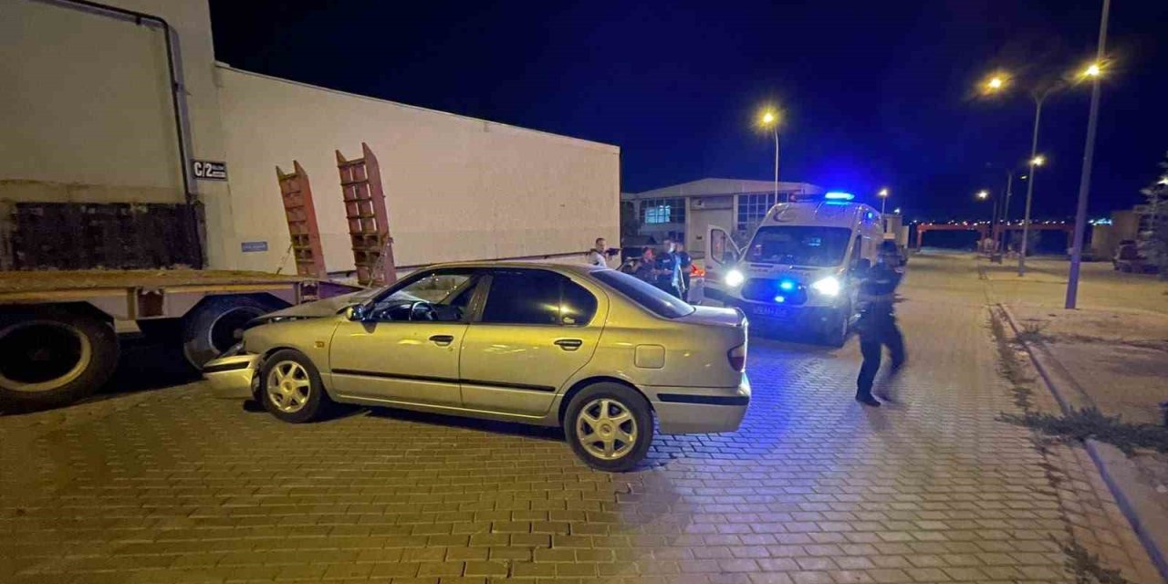 Konya Plakalı Otomobil Park Halindeki Tıra Ok Gibi Saplandı!