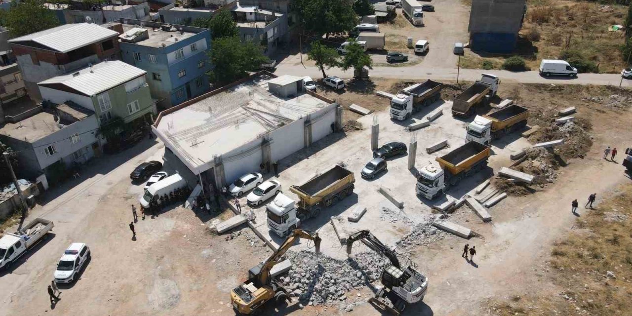 Yıkımı Engellemek İçin Lüks Araçları Siper Ettiler