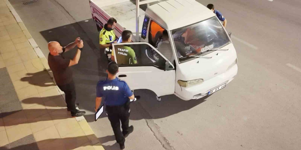 Alkollü ve ehliyetsiz sürücünün "aracım arızalandı" oyununu polis bozdu