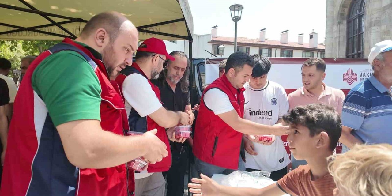 Konya'da Yüzyıllık Gelenek Yaşatıldı: Cuma Çıkışı Soğuk Karpuz