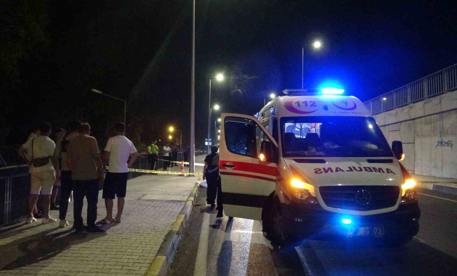 Kaskı çıktı, kaldırıma çarptı: 25 yaşındaki sürücü hayatını kaybetti
