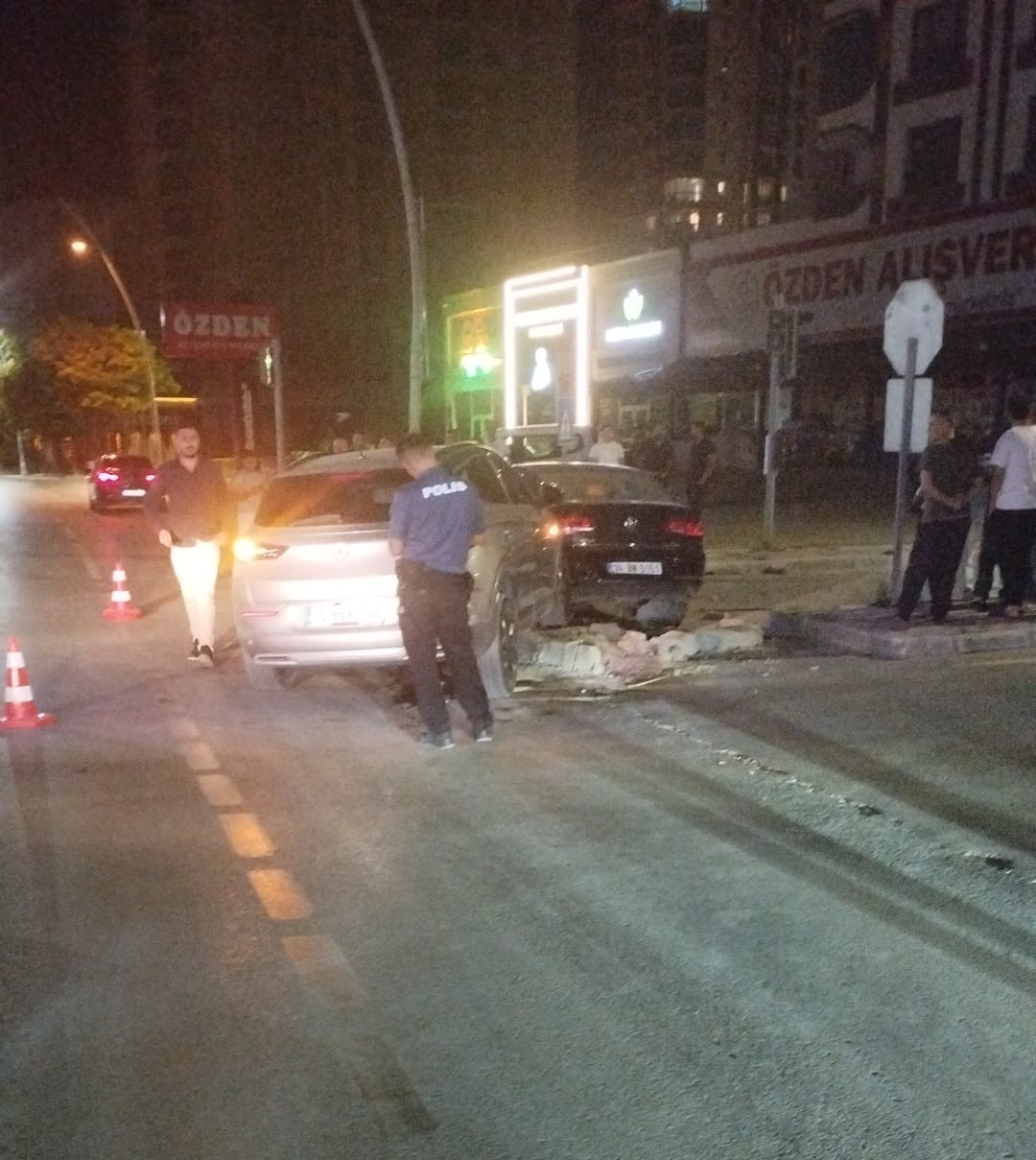 Niğde’de iki otomobil çarpıştı, 4 kişi yaralandı