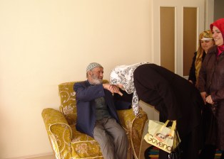 Akşehir'de AK Partili kadınlardan yaşlılara ziyaret