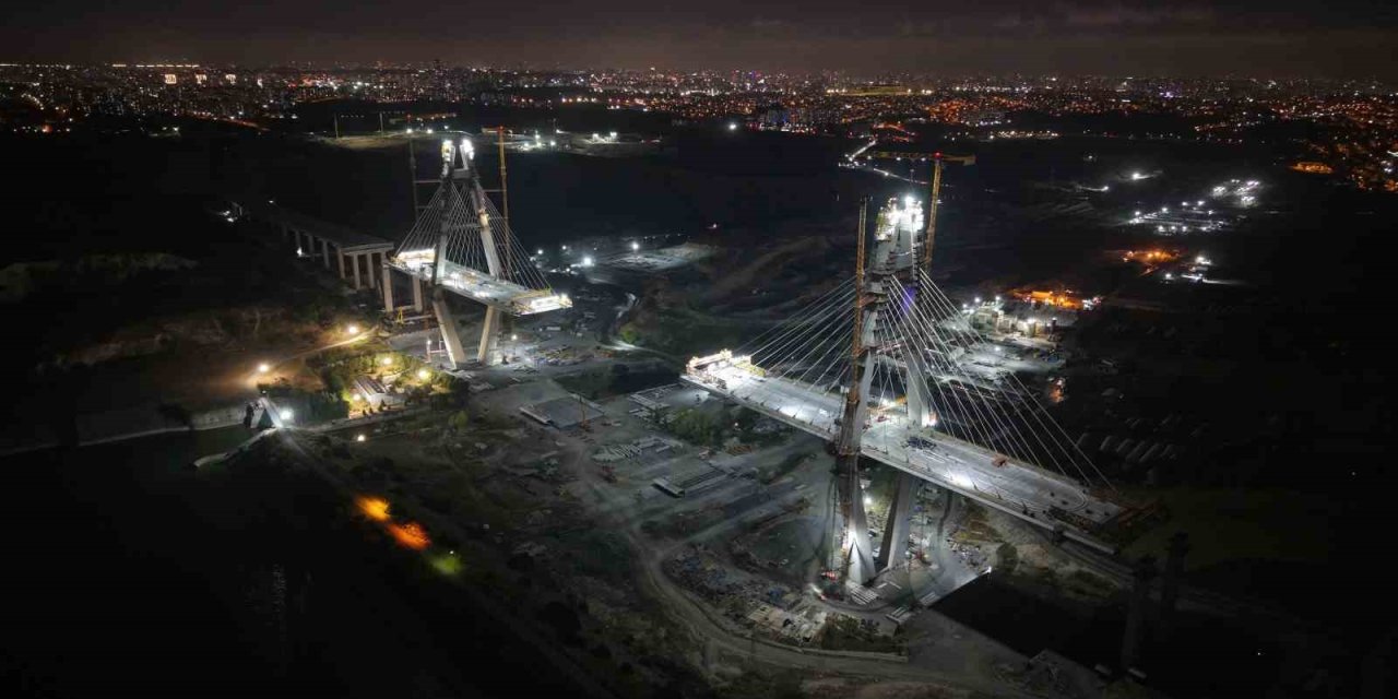Gece Karanlığında Işıl Işıl Bir Şantiye: Projektörler Altında Hummalı Çalışma