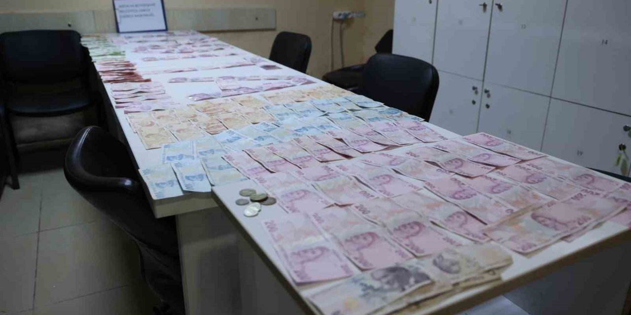Dilencinin Üzerinden Çıkan Para Zabıtayı Bile Şaşırttı!