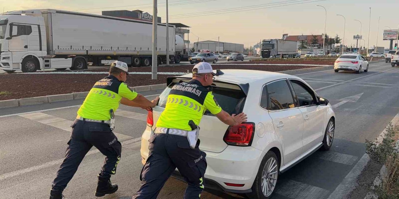 Yolda kalan sürücünün imdadına trafik jandarması yetişti