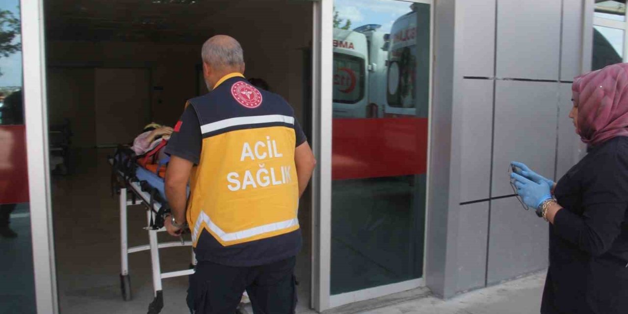 Mevlana Caddesi'nde kaza! Ticari taksi anne ve kızına çarptı