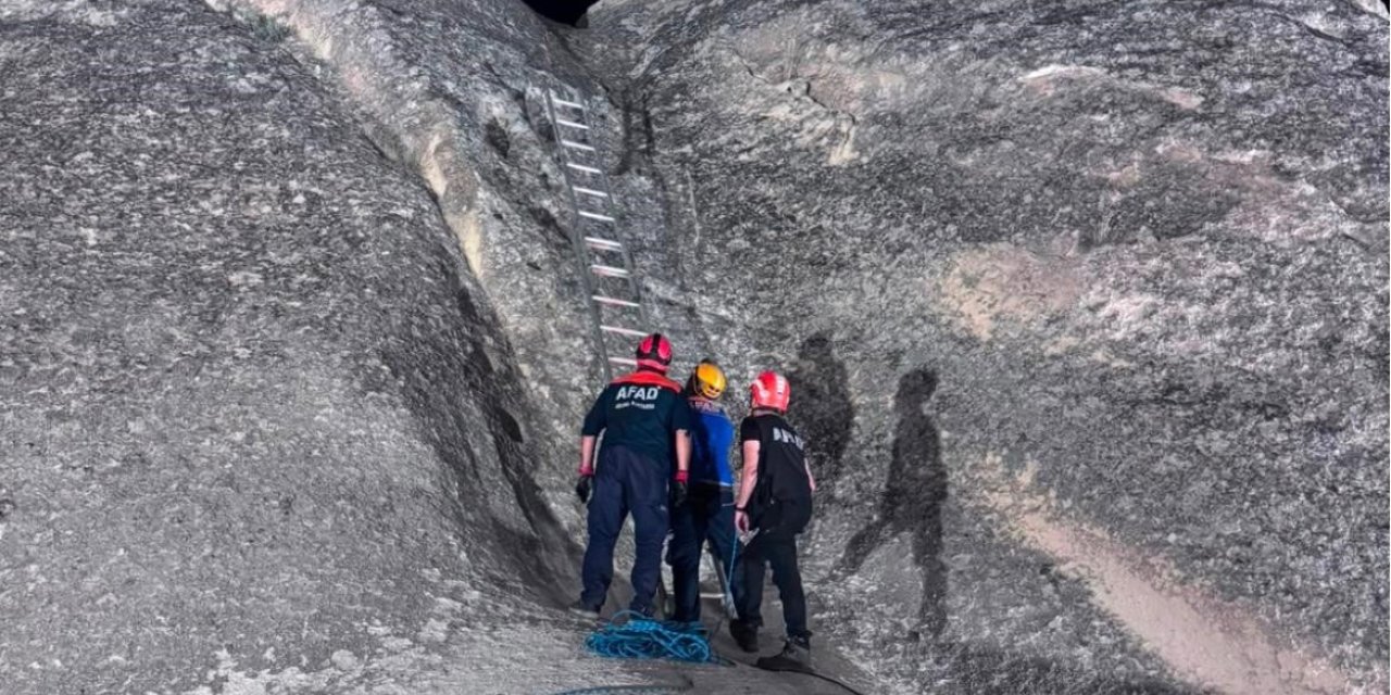 Peribacasının tepesinde mahsur kalan turisti AFAD ekipleri kurtardı