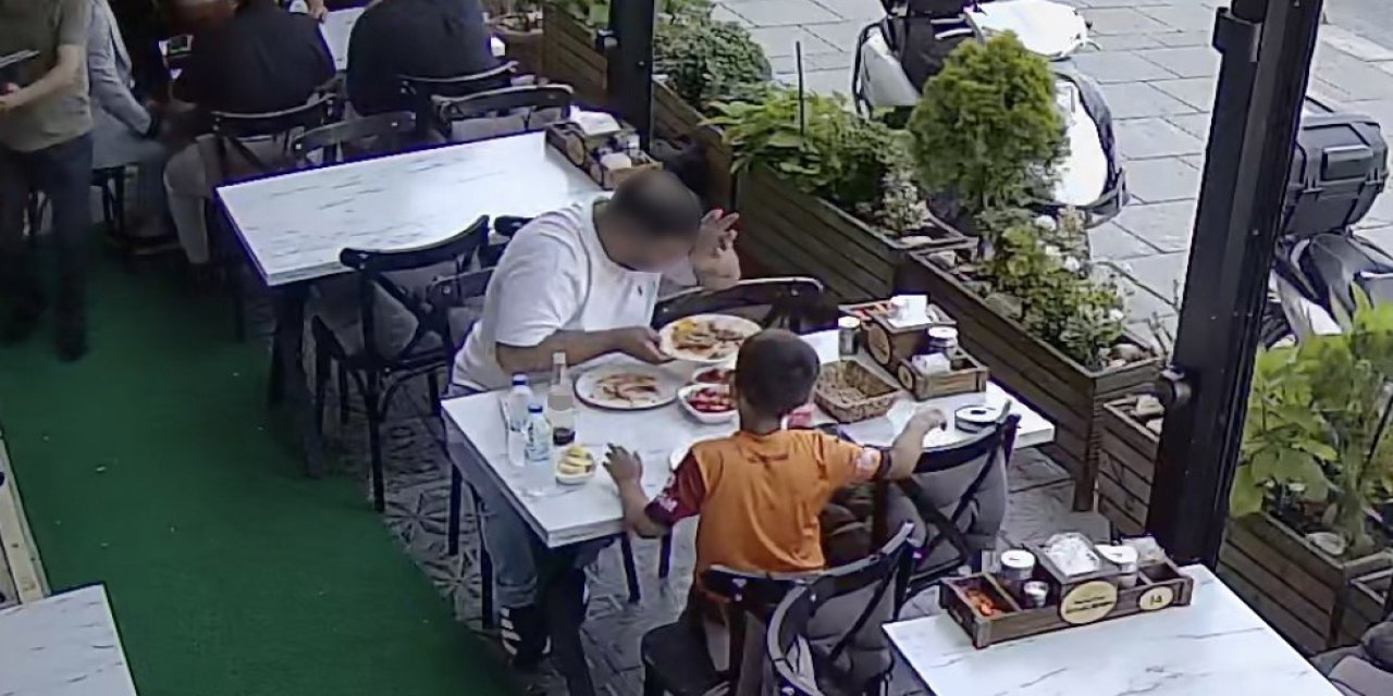 Ünlü şefin restoranında şok olay: Yemeğe kendi kılını attı