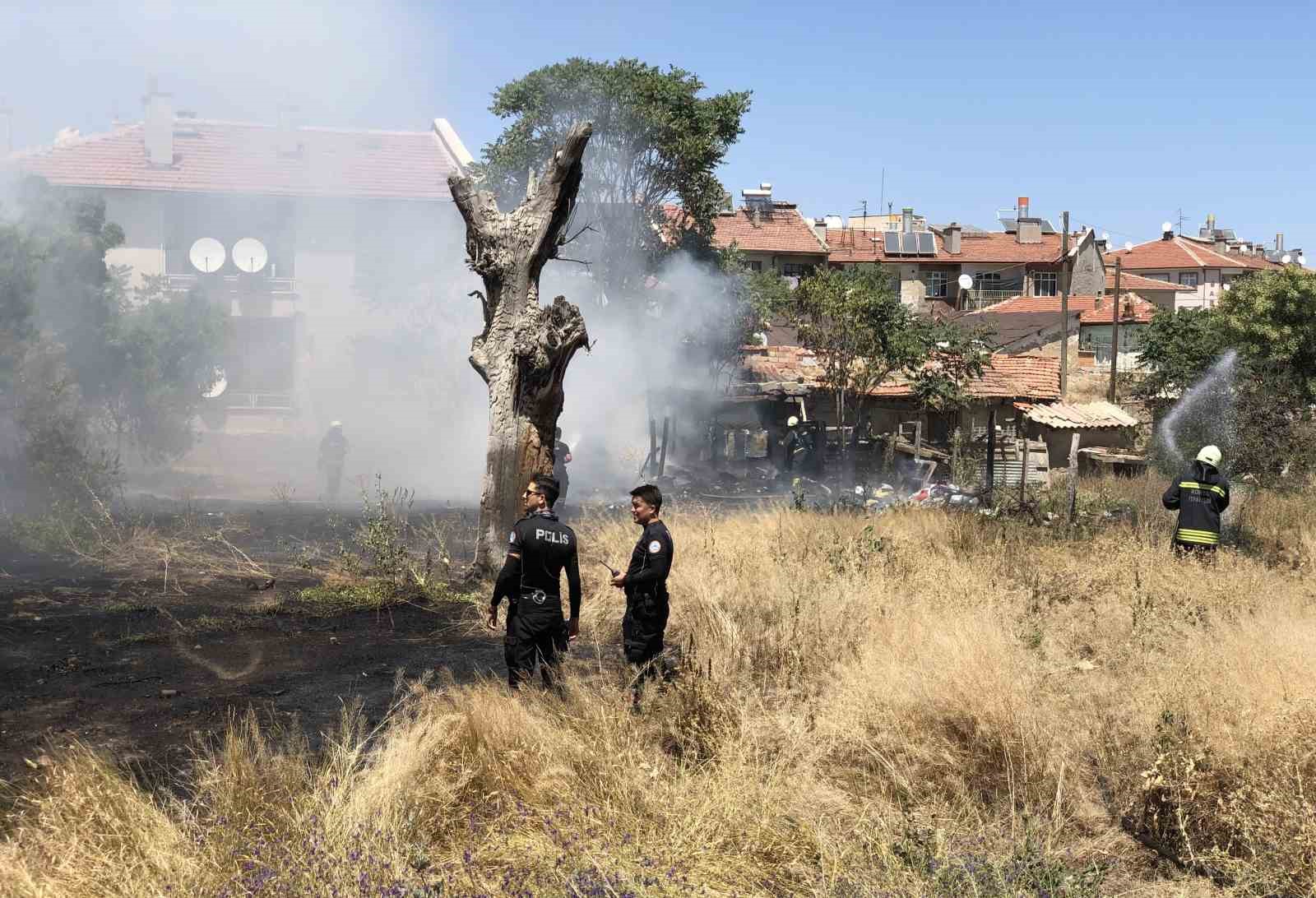 Meram'da Evlerin Yanında Alevler Yükseldi! Mahalleli Sokağa Döküldü