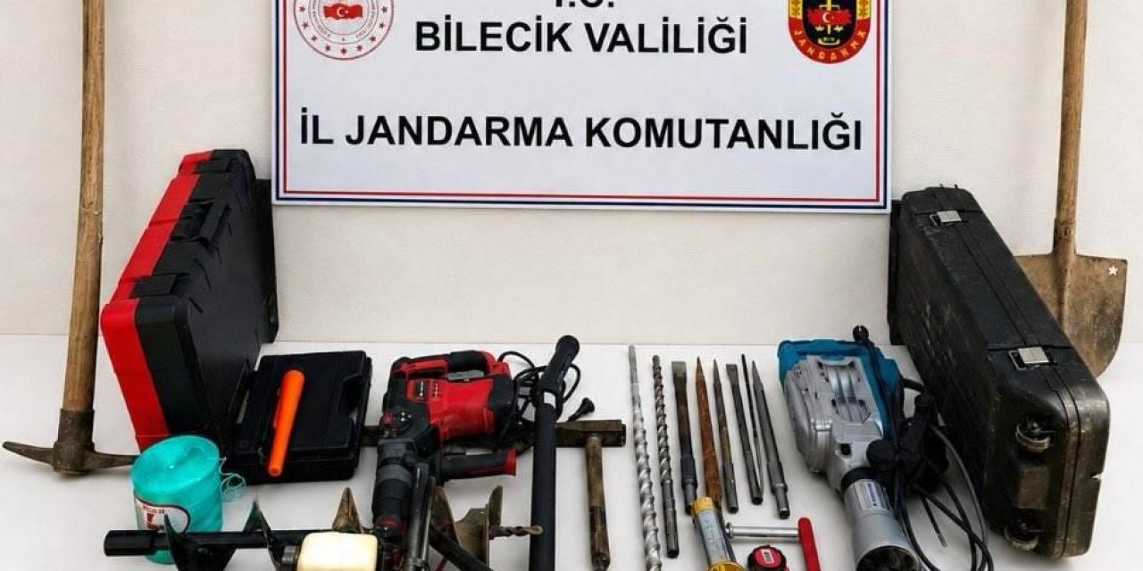 Darphane emeklisi ve 4 arkadaşı define ararken yakalandı