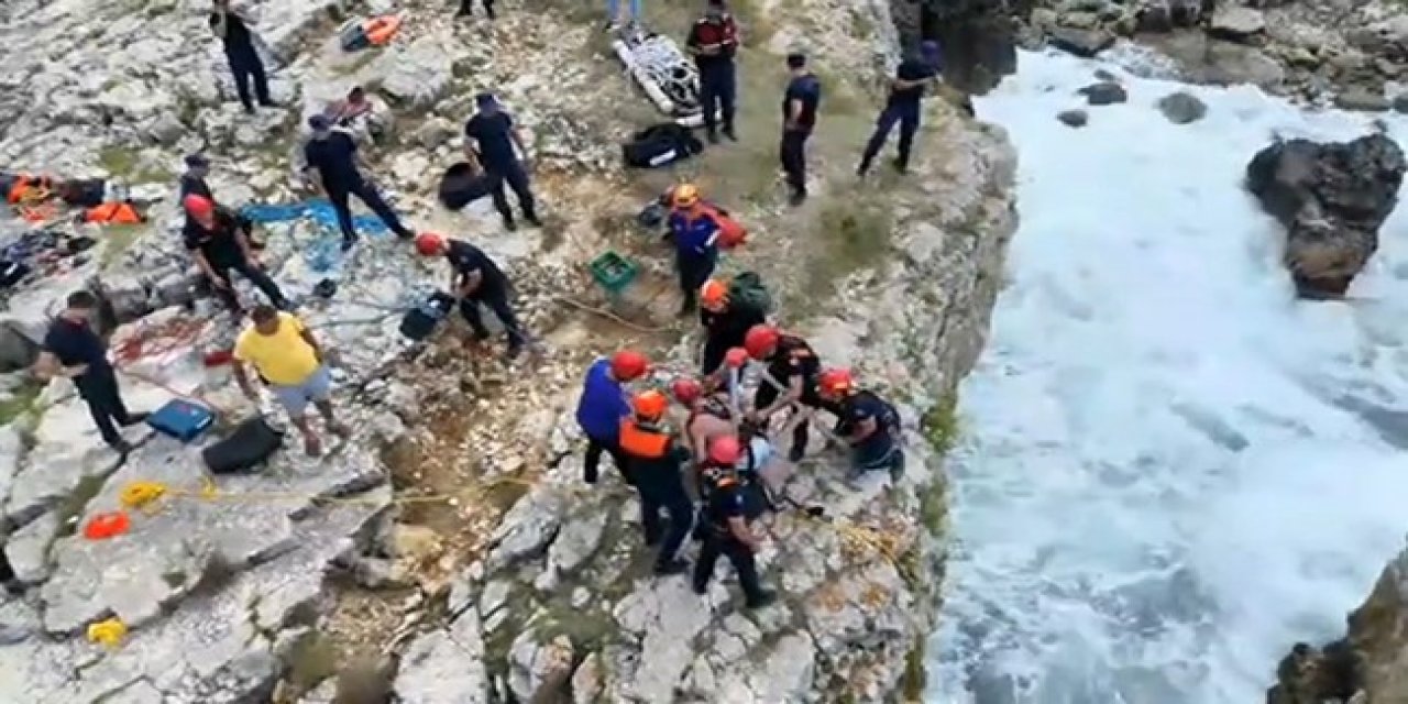 Sarp Kayalıklarda Mahsur Kalan Vatandaş Böyle Kurtarıldı