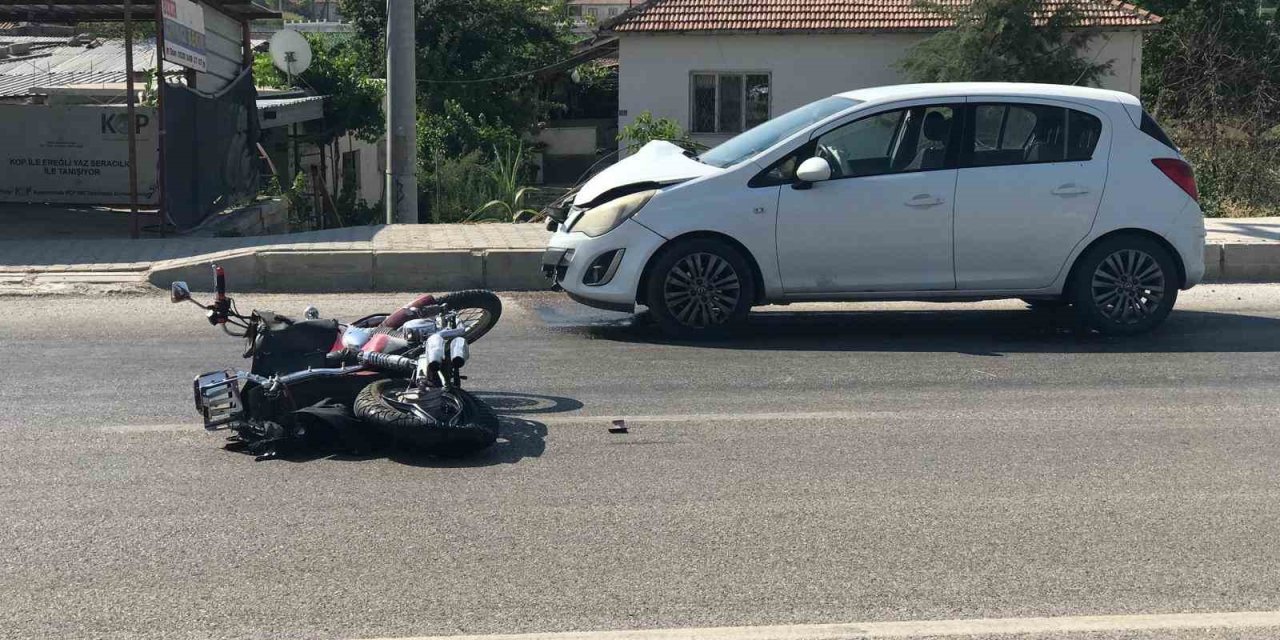 Otomobilin çarptığı motosikletin sürücüsü ağır yaralandı