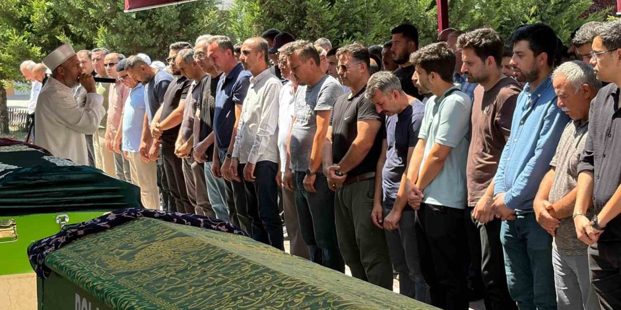 Minibüs kazasında hayatını kaybeden Medine öğretmen son yolculuğuna uğurlandı